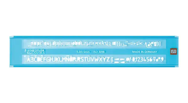 Gabarit Staedtler pour décorer une lettre avec des lettres majuscules, minuscules, chiffres et symboles.
