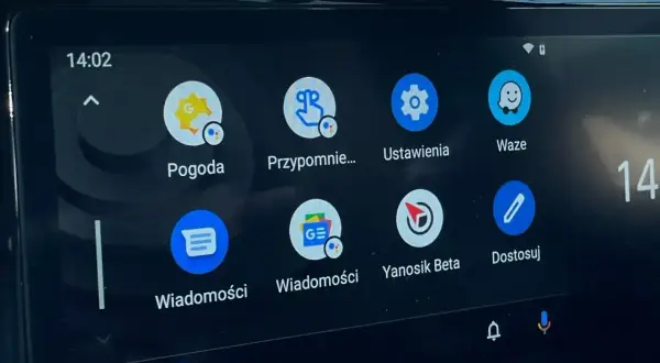 Ekran Android Auto z ikonami: Pogoda, Przypomnienia, Ustawienia, Waze, Wiadomości, Yanosik Beta.