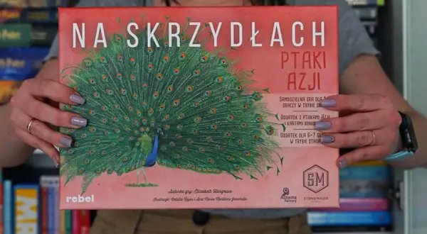 Gra "Na skrzydłach: Ptaki Azji" z pawiem na okładce. Dodatki do gry z ptakami Azji i kartami bonus.