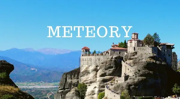 Niesamowite klasztory Meteory w Grecji, zbudowane na skalnych szczytach, zapierają dech w piersiach.