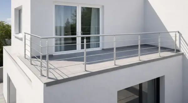 Nowoczesna balustrada balkonowa z mocowaniem od czoła, wykonana ze stali nierdzewnej, stanowi eleganckie wykończenie tarasu.