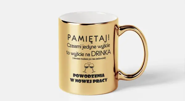 Złoty kubek z napisem "Pamiętaj! Czasami jedyne wyjście to wyjście na DRINKA (zawsze możesz po nas zadzwonić) POWODZENIA W NOWEJ PRACY" - idealny prezent na odejście z pracy.