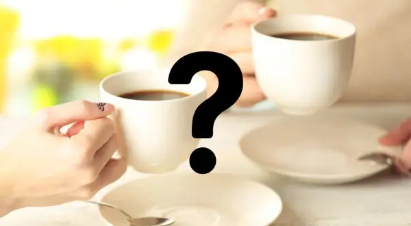 Två koppar kaffe och ett stort frågetecken. Hur påverkar koffein kroppen?