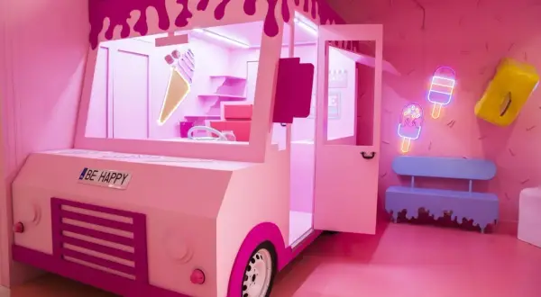 Różowy food truck z lodami i neonami to idealne miejsce na instagramowe zdjęcia w Warszawie. "Be Happy" - głosi napis na pojeździe.