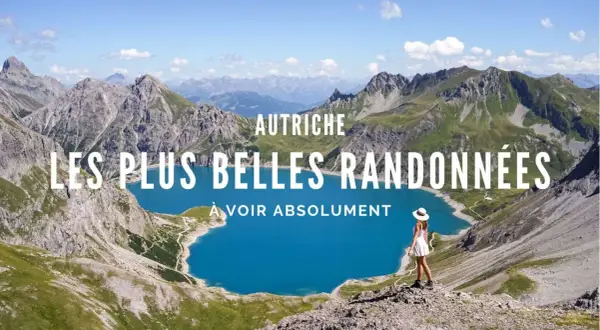 Vue panoramique d'un lac bleu turquoise entouré de montagnes majestueuses en Autriche. Une femme en robe blanche admire le paysage, prête pour un trek.