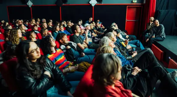 Publikum im Kino, gespannt auf den Film. Ein Abend im Docville Hamburg.