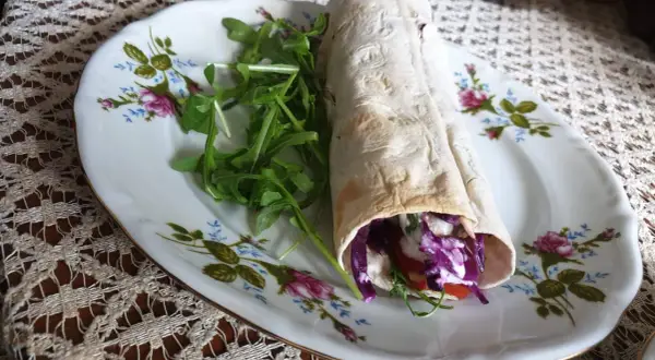 Pyszny wrap z warzywami i sosem, zawinięty w cienki **lawasz**. Co to jest? To idealna baza do zdrowego posiłku.