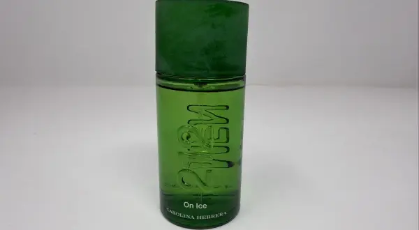 Zielona butelka perfum Carolina Herrera 212 Men On Ice.