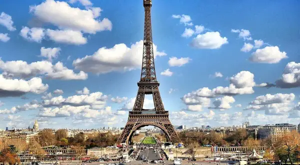 La Tour Eiffel, symbole de Paris, a été construite pour l'Exposition Universelle de 1889. Elle est un monument emblématique, une merveille d'ingénierie.