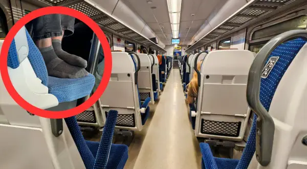 Nogi w skarpetkach na siedzeniu w pustym wagonie. Czy to pociąg do łodzi?