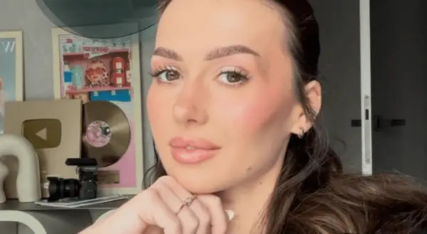 Ulubiona influencerka zdradza, ile kosztuje wyprawka dla dziecka. Złota płyta i przybory do nagrywania sugerują sukces.