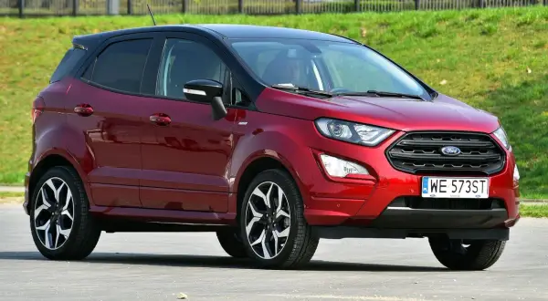 Czerwony Ford Ecosport używany, z czarnym dachem i felgami, gotowy na miejskie wyzwania.