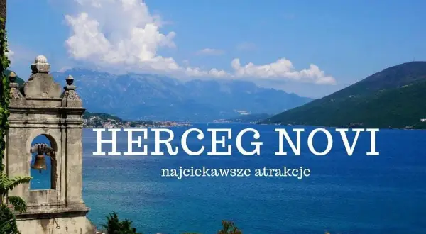 Widok na zatokę w Herceg Novi, Czarnogóra. Dzwonnica i góry w tle.