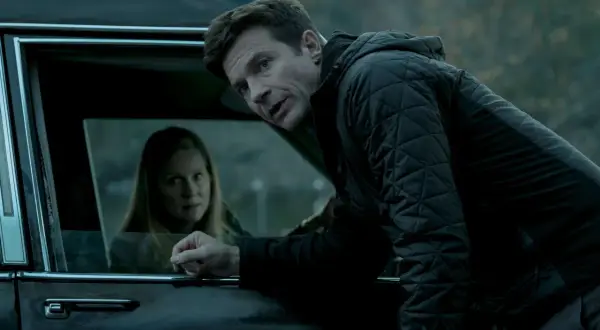Marty und Wendy in Ozark Staffel 3, ein angespanntes Gespräch am Auto.