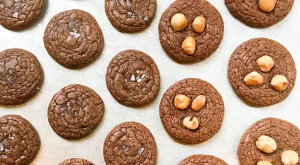 Mörka chokladkakor, några toppade med flingsalt, andra med hasselnötter. En härlig tryffelkaka mörk choklad för fikat.