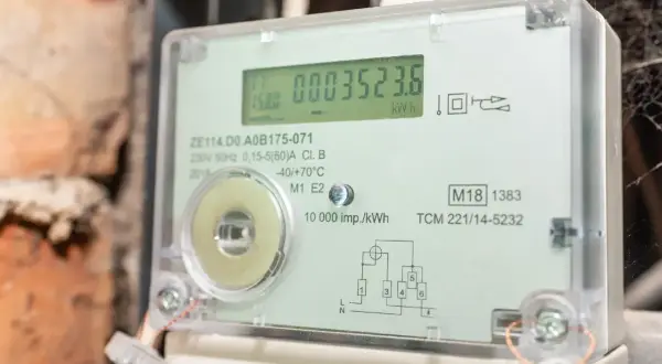 Cyfrowy licznik energii elektrycznej pokazuje zużycie 3523.6 kWh. To dane, które pomogą określić przyszłą stawkę za prąd.