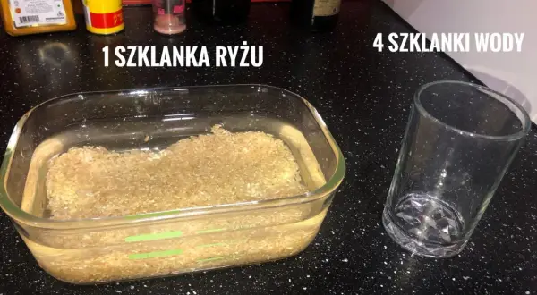Szklanka ryżu w wodzie i pusta szklanka obok. Przygotowanie do gotowania ryżu, gdzie woda ryżowa będzie kluczowa.