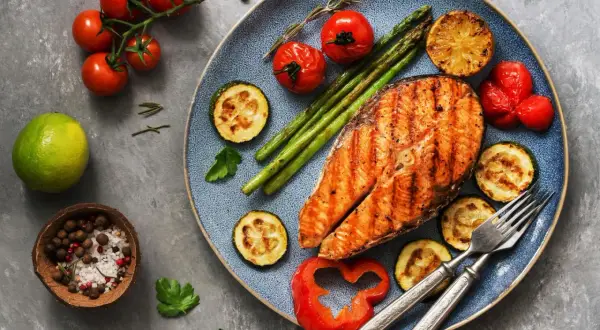 Perfekt gegrillter Lachs mit Spargel, Zucchini und Tomaten. Ein Genuss für alle Sinne!