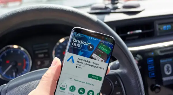 Sprawdzanie, jak sprawdzić, czy samochód ma Android Auto, zaczyna się od ekranu telefonu z aplikacją.