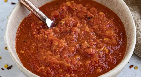 En skål med hemgjord chilisås, perfekt för ditt nästa chilisås recept.