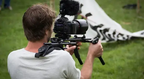 Co to operator filmowy? Wszystko o roli, zarobkach i karierze DoP.