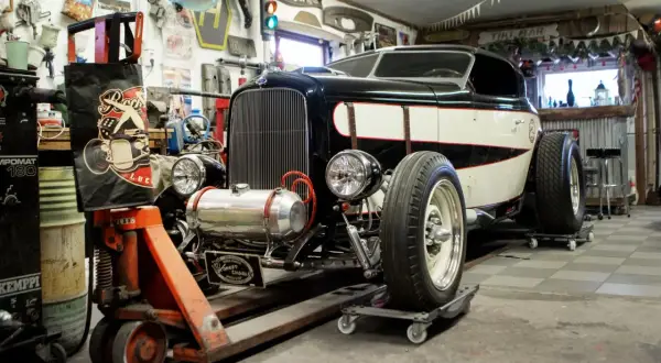 Svartvit hot rod i verkstad, redo för svenska hot rod byggare att fortsätta sitt arbete.