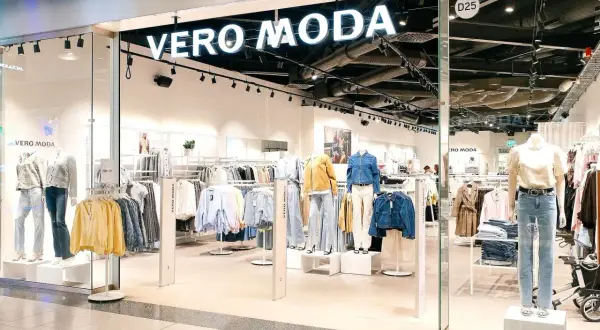 Vero Moda store entrance with mannequins displaying outfits and racks of clothing.