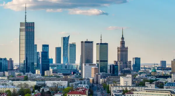 Warszawski krajobraz miejski z dominującymi wieżowcami, w tym imponującą **wysokość**ą hotelu Marriott.