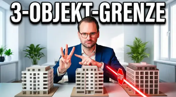 Mann zeigt drei Gebäude-Modelle. Er erklärt die 3-Objekt-Grenze und wie man den wohnungsverkauf steuerfrei gestalten kann.