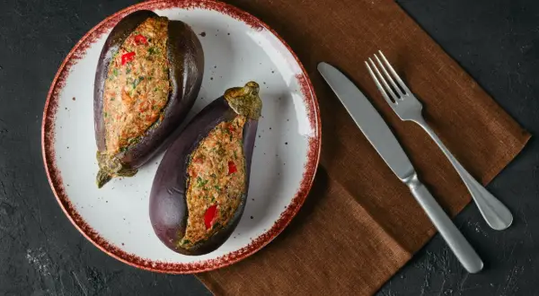 Melanzane ripiene al forno velocissime, un piatto gustoso e pronto in poco tempo.