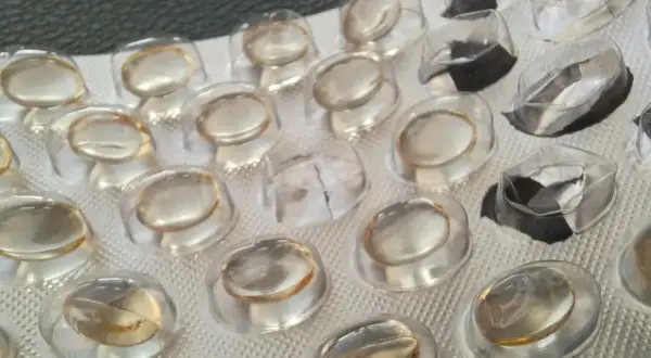 Puste blistry po kapsułkach, niektóre z pozostałościami, sugerujące nadmiar omega-3 objawy.