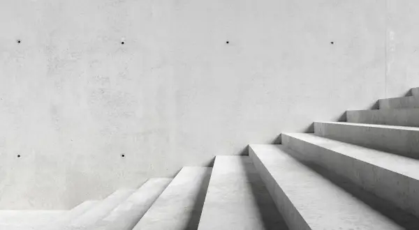 Minimalistyczne schody betonowe, idealne dla tych, którzy szukają, jak tanio wykończyć schody betonowe.