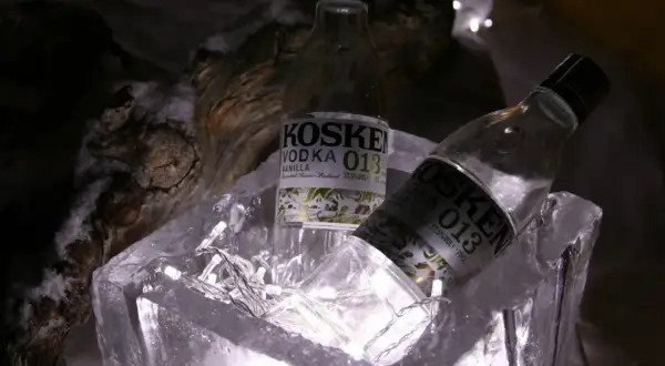 Dwie butelki wódki Koskenkorva w lodowym wiaderku z lampkami. Jedna z nich to waniliowa, druga klasyczna.