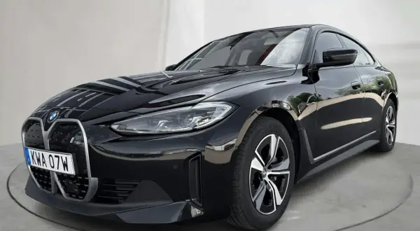 Svart, begagnad BMW i4 med snygga fälgar och svensk registreringsskylt. En dröm för den miljömedvetna bilentusiasten.