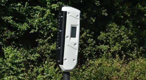 Radar tourelle, blanc et noir, avec écran. Est-ce qu'il y a un flash ou pas ?