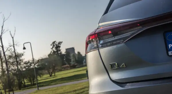 Tylne światła przeciwmgielne w Audi Q4. Czy są obowiązkowe? Zapytajmy kierowcę.