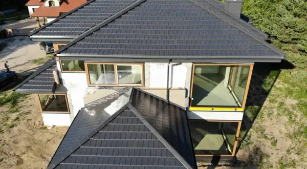 Nowy dom z ciemną dachówką ceramiczną. Sprawdź, jaka jest dachówka ceramiczna cena za m2.