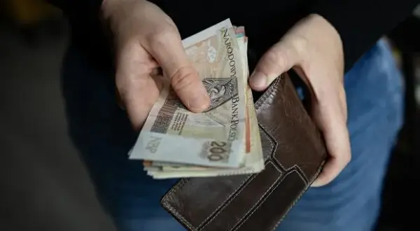 Opiekunka z MOPS: Kto dostanie pomoc i ile to kosztuje? Poradnik