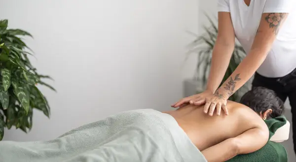 Massagebehandling för att lindra stress. Undrar du hur mycket friskvårdsbidrag du kan få för detta?