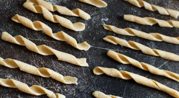 Sagne ritorte fatte in casa, pronte per essere cucinate. La pasta fresca, con la sua forma attorcigliata, cattura il sugo.