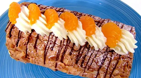 En läcker Budapestrulle med mandel, choklad och apelsin. Perfekt för ett fika!