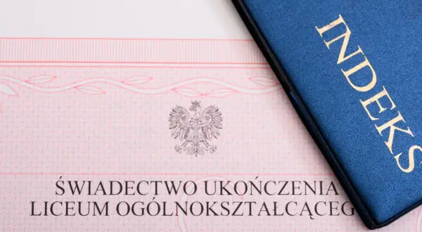 Świadectwo ukończenia liceum i niebieski indeks z napisem "INDEKS" w złotych literach.