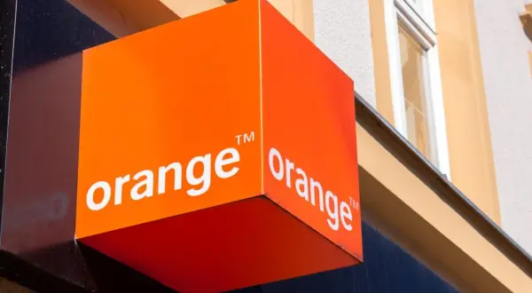 Pomarańczowy sześcian z logo Orange, który świeci w słońcu. Wiele minut minęło, zanim udało się uchwycić ten idealny kadr.