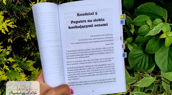 Otwarta książka z rozdziałem "Popatrz na siebie kochającymi oczami" zachęca do łagodnej, spokojnej akceptacji i samoakceptacji.