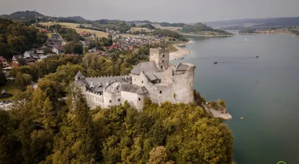 Zamek w Niedzicy, malowniczo położony nad Jeziorem Czorsztyńskim, to idealne miejsce na rodzinny wypad. Zaplanuj zwiedzanie Pienin i odkryj uroki tego regionu.