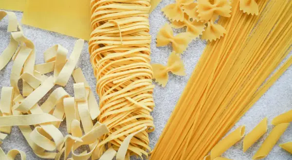 Różne rodzaje makaronu: tagliatelle, farfalle, spaghetti, penne i płaty lasagne. Pyszne węglowodany na obiad.
