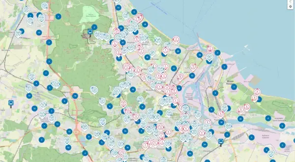Mapa pokazuje rozmieszczenie przystanków i linii **Gdańsk public transport**. Widoczne są liczne punkty z numerami linii i pojazdów.