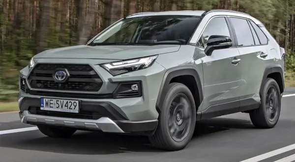 Szary Toyota RAV4 Hybrid w ruchu drogowym. Sprawdź aktualny toyota rav4 cennik i wybierz swój wymarzony SUV.