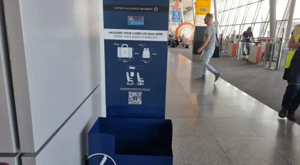 Czy na lotnisku Chopina jest waga? Uniknij opłat za nadbagaż