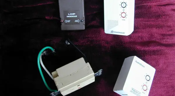 Lot de modules d'appareils RadioShack : un module lampe, un carillon et un module prise. Idéal pour contrôler vos appareils à distance x 10.